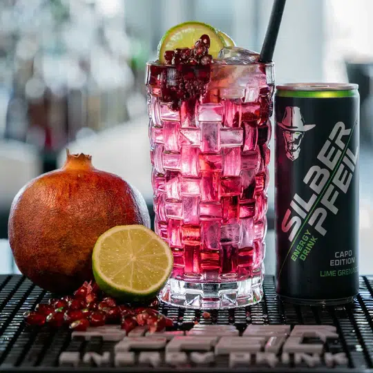 SILBERPFEIL Capo Edition im schicken cocktail glas, ausgeschmückt mit einem saftigen granatapfel und sonnengereiften zitronen