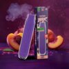 Dunkles Bild mit nikotinfreier Purple Peach Vape im im Hintergrund sidn Pfirsiche zu sehen